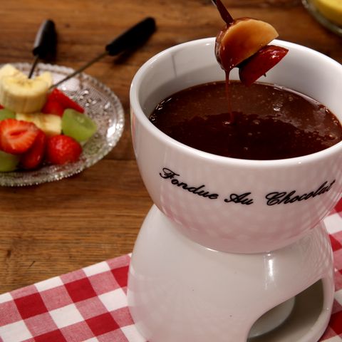 Himmlisches Schokoladen-Fondue mit Erdbeeren, Weintrauben und Co.