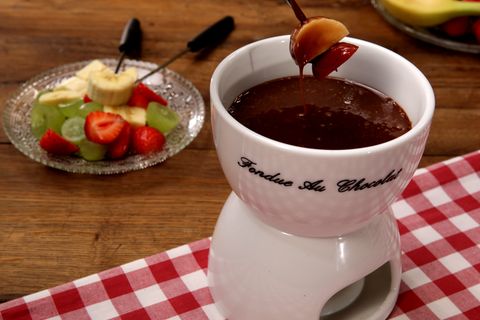 Himmlisches Schokoladen-Fondue mit Erdbeeren, Weintrauben und Co.