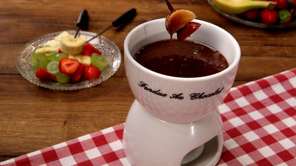 Himmlisches Schokoladen-Fondue mit Erdbeeren, Weintrauben und Co. Himmlisches Schokoladen-Fondue mit Erdbeeren, Weintrauben und Co.