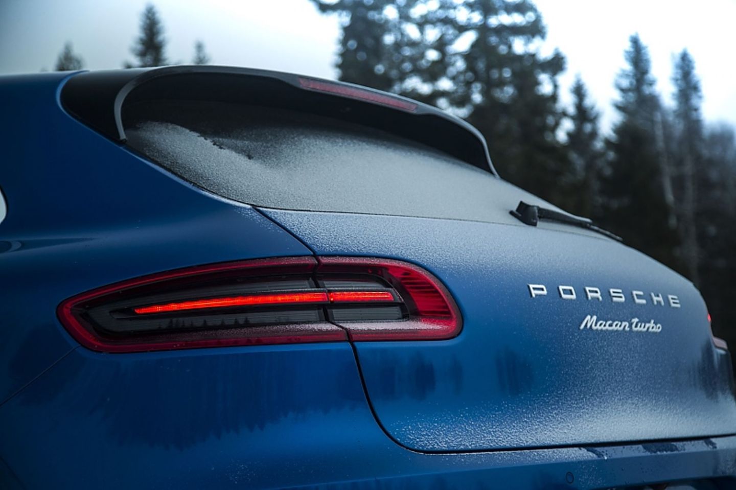 Von außen ist er kaum vom normalen Porsche Macan Turbo zu unterscheiden.