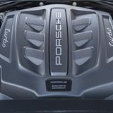 Das 3,6 Liter große V6-Triebwerk des Porsche Macan Turbo mit Performance Paket.