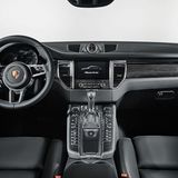 Das Cockpit des Porsche Macan Turbo mit Performance Paket.