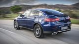 Ein V6-Benzinmotor arbeitet unter der Motorhaube.