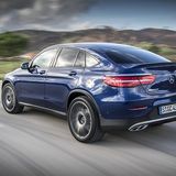 Ein V6-Benzinmotor arbeitet unter der Motorhaube.