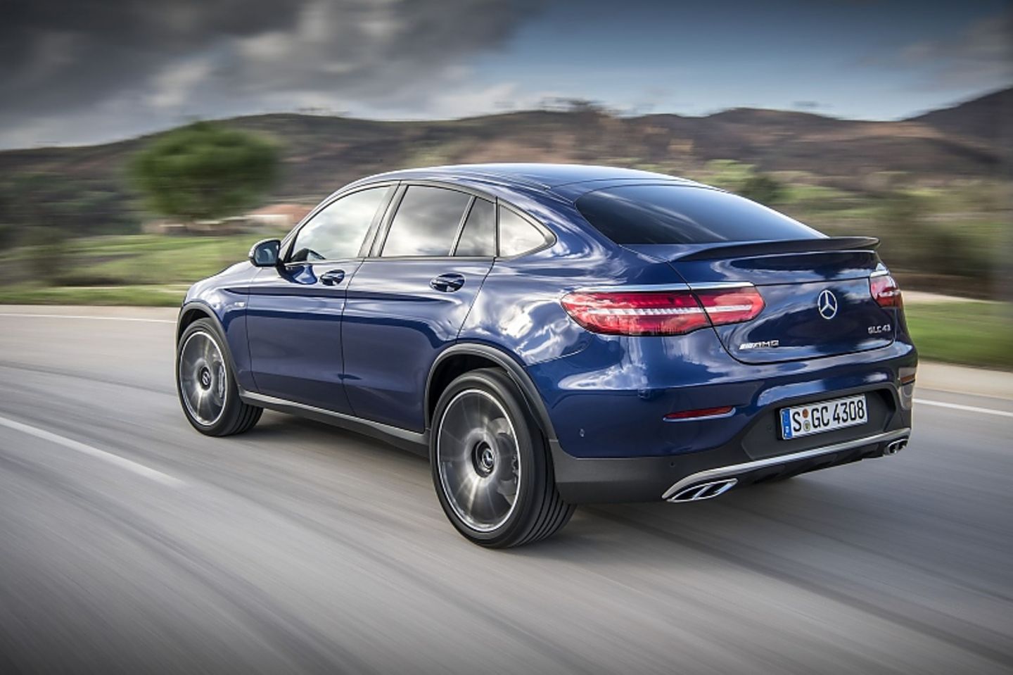 Ein V6-Benzinmotor arbeitet unter der Motorhaube.