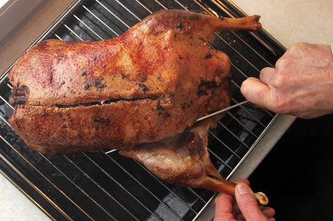 Gänsebraten wird geschnitten