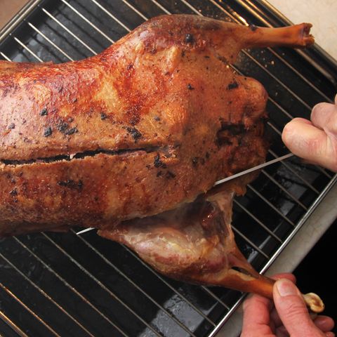 Gänsebraten wird geschnitten