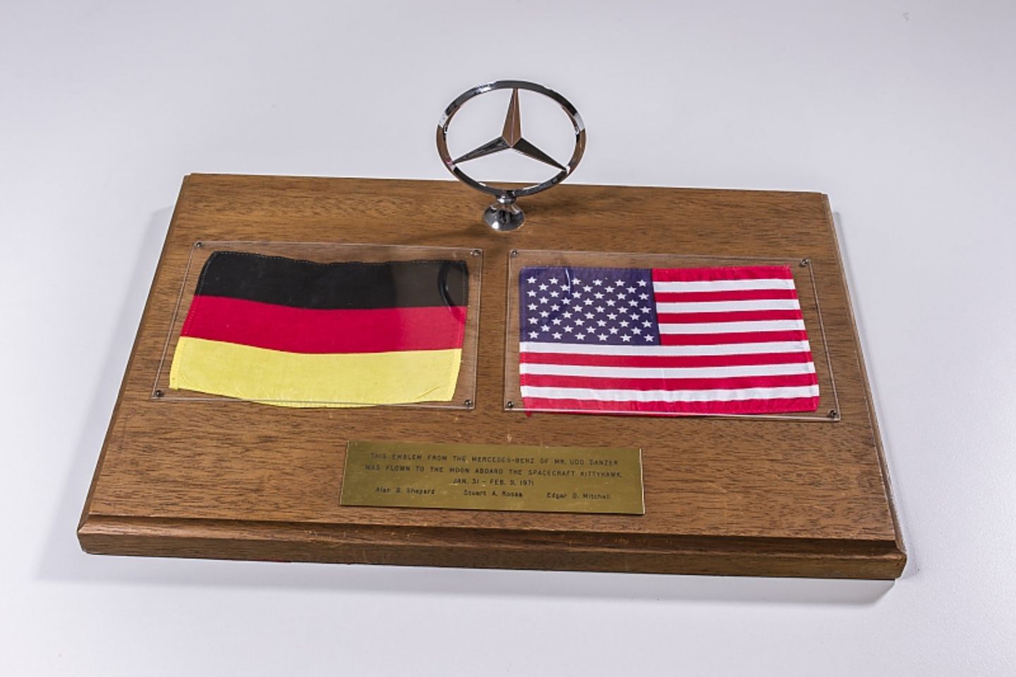 Dieser Mercedesstern schaffte es auf dem Mond