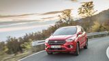In engen Kurven schiebt 1.686 Kilogramm schwere Kompakt-SUV über alle vier Räder nach außen