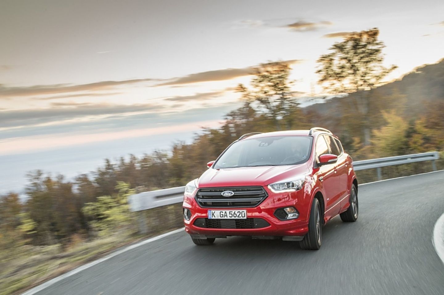 In engen Kurven schiebt 1.686 Kilogramm schwere Kompakt-SUV über alle vier Räder nach außen