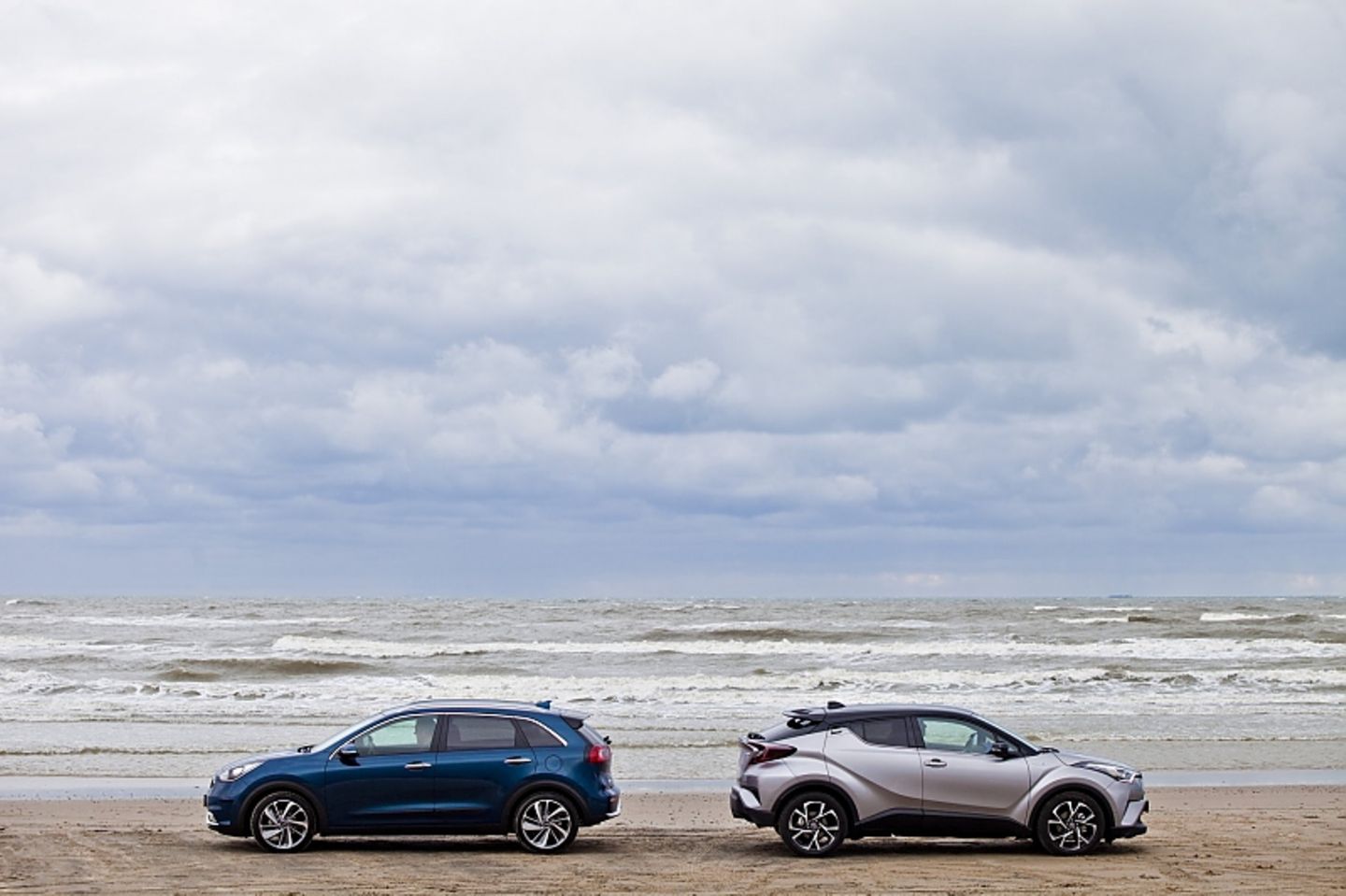 VergleichT Kia Niro Hybrid - Toyota C-HR Hybrid