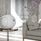 Devialet Phantom: Was ist das für ein schicker Hingucker?  Wenn man sich eine Devialet Phantom ins Wohnzimmer stellt, sollte man sich auf viele Fragen gefasst machen. Sie ist ein echter Hingucker, einen Streaming-Lautsprecher vermuten aber die wenigsten hinter dem ungewöhnlichen Äußeren. Zwei Details stechen besonders ins Auge: Das knallgelbe Kabel und die zum Sound sichtbar hüpfenden Seitenwände. Zwei Phantoms lassen sich zudem zu einem Stereo-Set koppeln. Der Preis pro Box: 1700 Euro.
