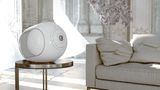 Devialet Phantom: Was ist das für ein schicker Hingucker?  Wenn man sich eine Devialet Phantom ins Wohnzimmer stellt, sollte man sich auf viele Fragen gefasst machen. Sie ist ein echter Hingucker, einen Streaming-Lautsprecher vermuten aber die wenigsten hinter dem ungewöhnlichen Äußeren. Zwei Details stechen besonders ins Auge: Das knallgelbe Kabel und die zum Sound sichtbar hüpfenden Seitenwände. Zwei Phantoms lassen sich zudem zu einem Stereo-Set koppeln. Der Preis pro Box: 1700 Euro.
