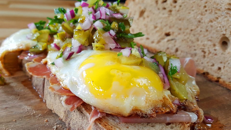 Einfach Stulle: Herrliche Hausmannskost – Strammer Max mit Gurken-Zwiebel-Salat