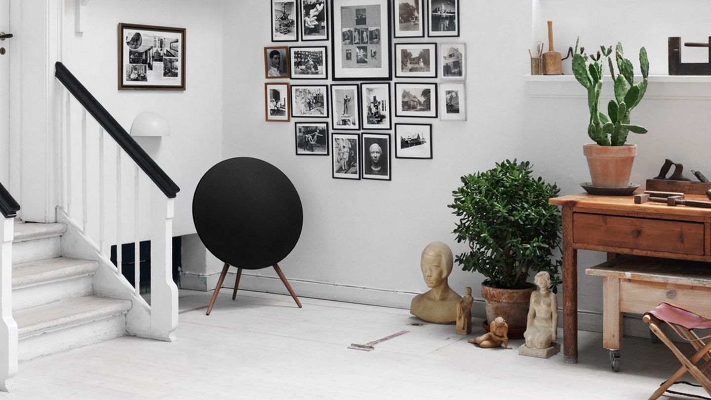 Toll und teuer: Bang & Olufsen BeoPlay A9 Normalerweise werden Lautsprecher im Wohnbereich gern versteckt. Wer will die schwarzen Kästen schon sehen? Bei der BeoPlay A9 ist das anders herum. Sie sieht wie ein Kunstobjekt aus, das nach Aufmerksamkeit förmlich giert. Das Audiosystem kann Signale via Ethernet oder WLAN empfangen, versteht sich mit Apples AirPlay und Bluetooth 4.0 oder dem DLNA-Streaming. Bedient wird das Kunstwerk via App oder Fernbedienung. Preis rund 2000 Euro - pro Lautsprecher. Bang & Olufsen BeoPlay A9 Normalerweise werden Lautsprecher im Wohnbereich gern versteckt. Wer will die schwarzen Kästen schon sehen? Bei der BeoPlay A9 ist das anders herum. Sie sieht wie ein Kunstobjekt aus, das nach Aufmerksamkeit förmlich giert. Das Audiosystem kann Signale via Ethernet oder WLAN empfangen, versteht sich mit Apples AirPlay und Bluetooth 4.0 oder dem DLNA-Streaming. Bedient wird das Kunstwerk via App oder Fernbedienung. Preis rund 2000 Euro - pro Lautsprecher.