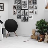 Bang & Olufsen BeoPlay A9  Normalerweise werden Lautsprecher im Wohnbereich gern versteckt. Wer will die schwarzen Kästen schon sehen? Bei der BeoPlay A9 ist das anders herum. Sie sieht wie ein Kunstobjekt aus, das nach Aufmerksamkeit förmlich giert. Das Audiosystem kann Signale via Ethernet oder WLAN empfangen, versteht sich mit Apples AirPlay und Bluetooth 4.0 oder dem DLNA-Streaming. Bedient wird das Kunstwerk via App oder Fernbedienung. Preis rund 2000 Euro - pro Lautsprecher.