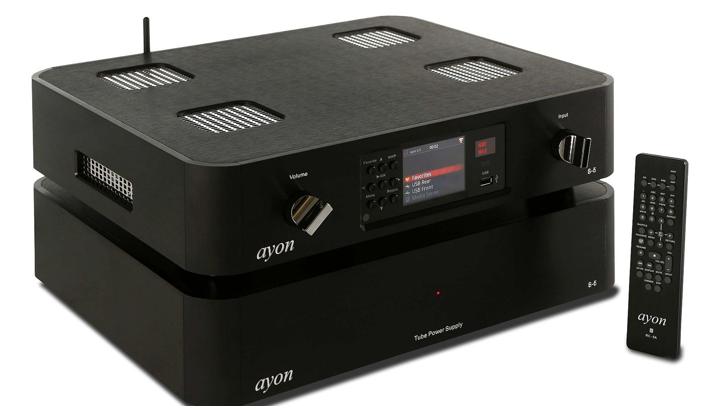 Toll und teuer: Ayon S-5 Was machen HighEnd-Audio-Freunde, die auch an vergleichsweise schnödes Streamingaudio höchste Ansprüche legen? Sie greifen sehr tief in die Tasche und gönnen sich für knapp 15.000 Euro die Ayon S-5. Der Netzwerkstreamer aus Österreich verbindet die in Sachen Klang ungeschlagene Röhrentechnik im Vorverstärker mit digitalen Signalen. Die S-5 versteht daher Formate wie MP3, WMA, ACC und Ogg Vorbis. Via VTuner ist auch Internetradio möglich. Selbstredend gehören an ein solches Edelgerät entsprechend hochwertige Boxen und Kabel. Ayon S-5 Was machen HighEnd-Audio-Freunde, die auch an vergleichsweise schnödes Streamingaudio höchste Ansprüche legen? Sie greifen sehr tief in die Tasche und gönnen sich für knapp 15.000 Euro die Ayon S-5. Der Netzwerkstreamer aus Österreich verbindet die in Sachen Klang ungeschlagene Röhrentechnik im Vorverstärker mit digitalen Signalen. Die S-5 versteht daher Formate wie MP3, WMA, ACC und Ogg Vorbis. Via VTuner ist auch Internetradio möglich. Selbstredend gehören an ein solches Edelgerät entsprechend hochwertige Boxen und Kabel.