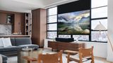 VPL-VZ1000ES: Der Wahnsinns-Beamer    Wer echte Kino-Atmosphäre daheim genießen will, kauft sich statt eines Fernsehers einen Beamer. Für ein großes Bild muss der Bildstrahler jedoch einen gewissen Abstand von der Wand haben und im besten Fall unter der Decke hängen. Hässlich. Das dachte sich wohl auch Sony und hat jetzt einen Beamer für echte Heimkino-Fetischisten vorgestellt. Der VPL-VZ1000ES strahlt aus nur 16 Zentimetern Entfernung ein Bild mit einer Diagonale von 2,50 Meter an die Wand. 4K, HDR und 3D sind selbstverständlich. Sollte es auch, bei einem Preis von rund 25.000 US-Dollar.