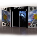 SimPit Titan: In fremde Welten abtauchen    Die VR-Brille ist zu schwer auf dem Kopf und die Auflösung für die Flugsimulation oder das Autorennspiel zu gering? Das kleine Unternehmen SimPit in Neuseeland hat die Lösung: die Simulatorkabine SimPit Titan. Der Spieler sitzt in einer Bildleinwand-Halbkugel, auf die sechs HD-Beamer nahtlos die virtuelle Welt in 6K-Auflösung projizieren. Den Preis gibt es nur auf Anfrage. Zusammen mit der notwendigen potenten Hardware dürfte das jedoch in die zehntausende Euro gehen.  Den kleinen Bruder des Titan gibt es für 3500 Neuseeländische Dollar - ohne Beamer und Computer.