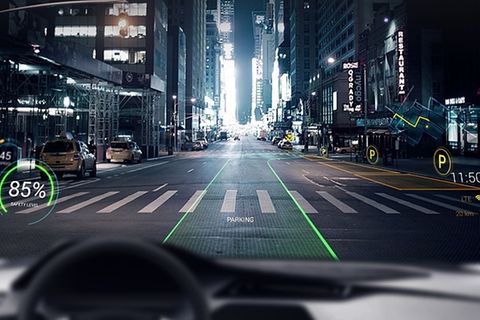 Bei WayRay werden die grafischen Elemente werden 15 Meter vor das Auto projiziert
