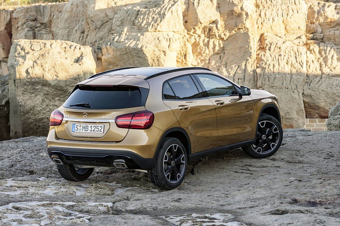 Mercedes GLA 2017 - neue Lichteinheiten hinten