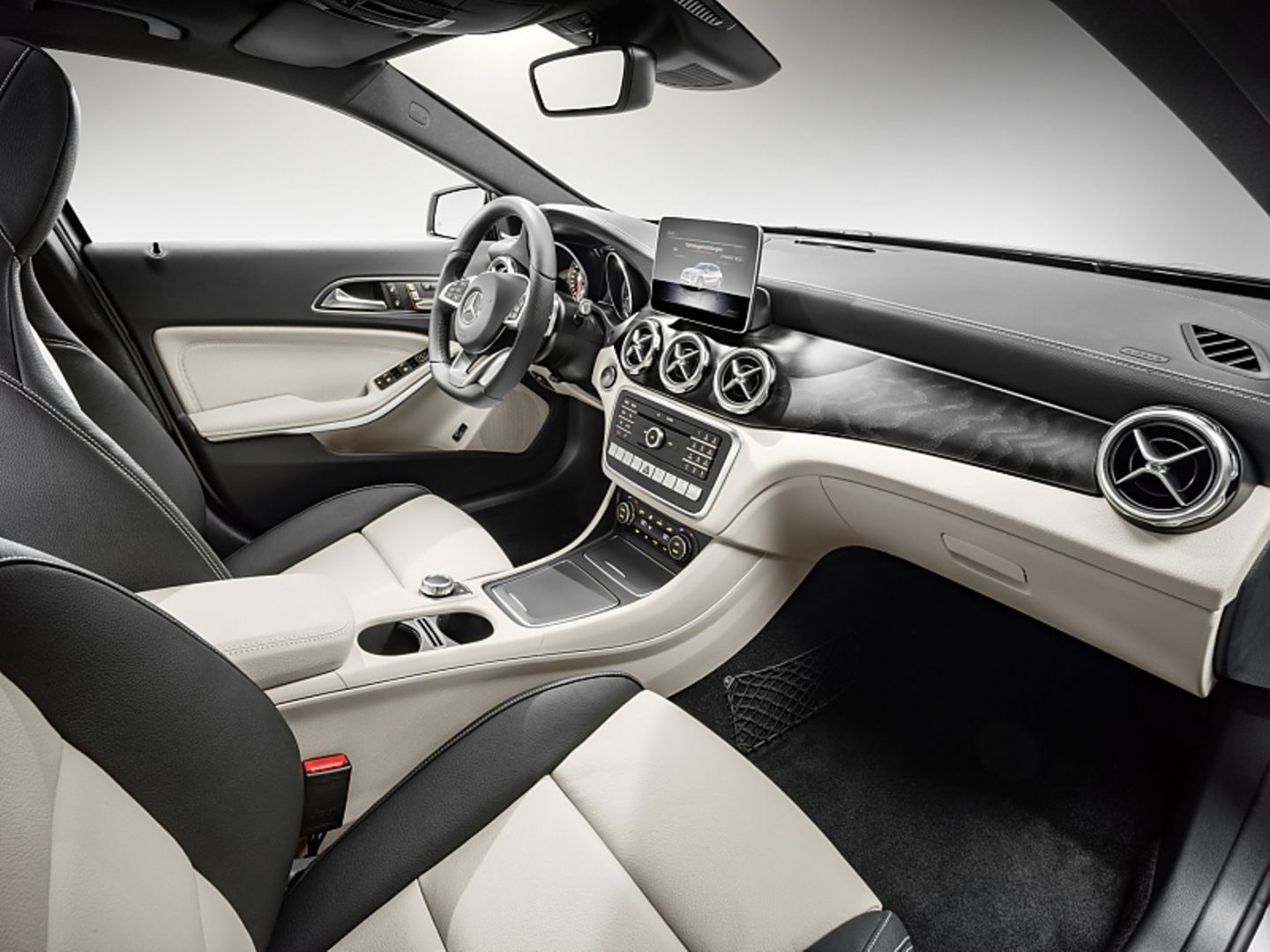 Der Innenraum des Mercedes GLA 2017 wurde leicht aufgewertet