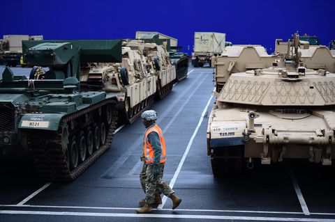 Die Brigade ist mit M1 Abrams Kampfpanzern und Bradley Schützenpanzern ausgerüstet.