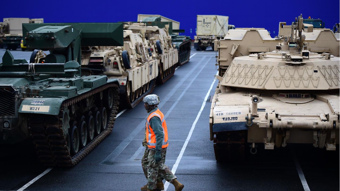 Die Brigade ist mit M1 Abrams Kampfpanzern und Bradley Schützenpanzern ausgerüstet.
