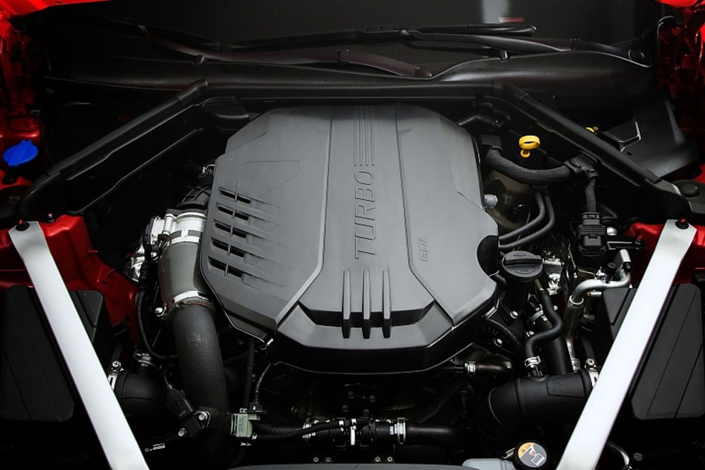 Zunächst sind ein Vierzylinder-Turbo mit 188 kW / 255 PS und einen V6-Biturbo Sechszylinder mit 286 kW / 365 PS erhältlich