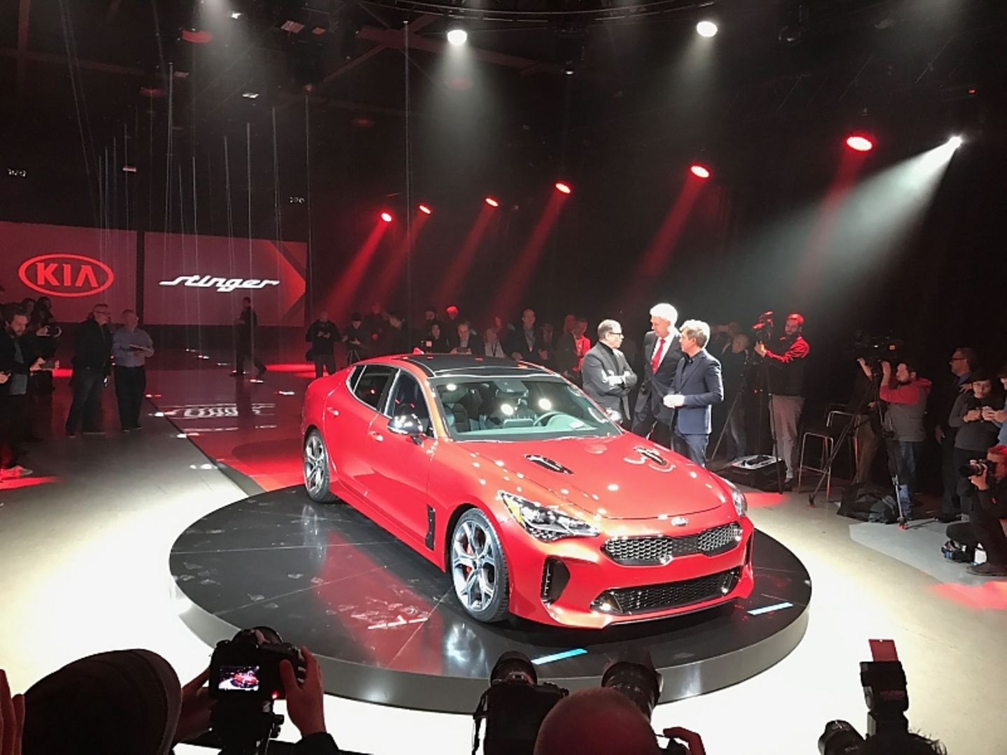 Peter Schreyer (links) und Albert Biermann (Mitte) mit ihrem "Baby"