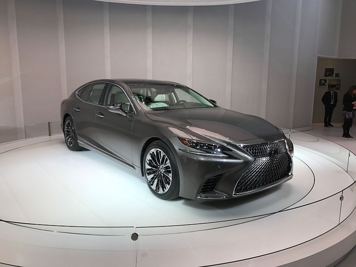 Lexus LS 500 steht auf mächtigen 20 Zoll beziehungsweise 21 Zoll Walzen