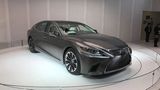 Lexus LS 500 steht auf mächtigen 20 Zoll beziehungsweise 21 Zoll Walzen