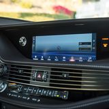 Das große 12,3-Zoll-Display versorgt den Fahrer mit Informationen