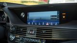 Das große 12,3-Zoll-Display versorgt den Fahrer mit Informationen
