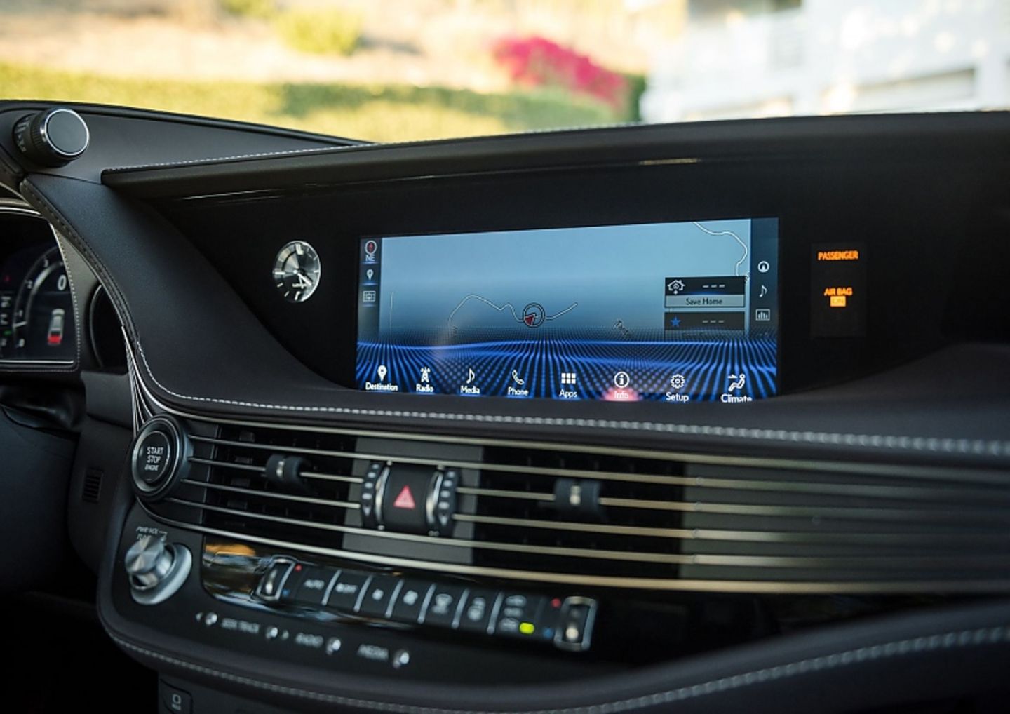 Das große 12,3-Zoll-Display versorgt den Fahrer mit Informationen