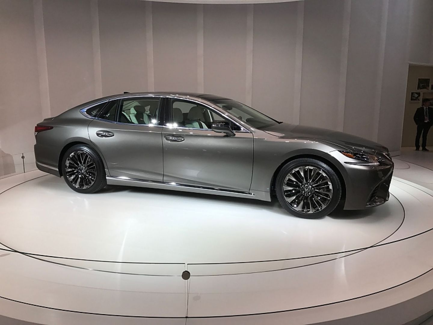 Die coupéhaft abfallende Dachlinie steht dem Lexus LS gut