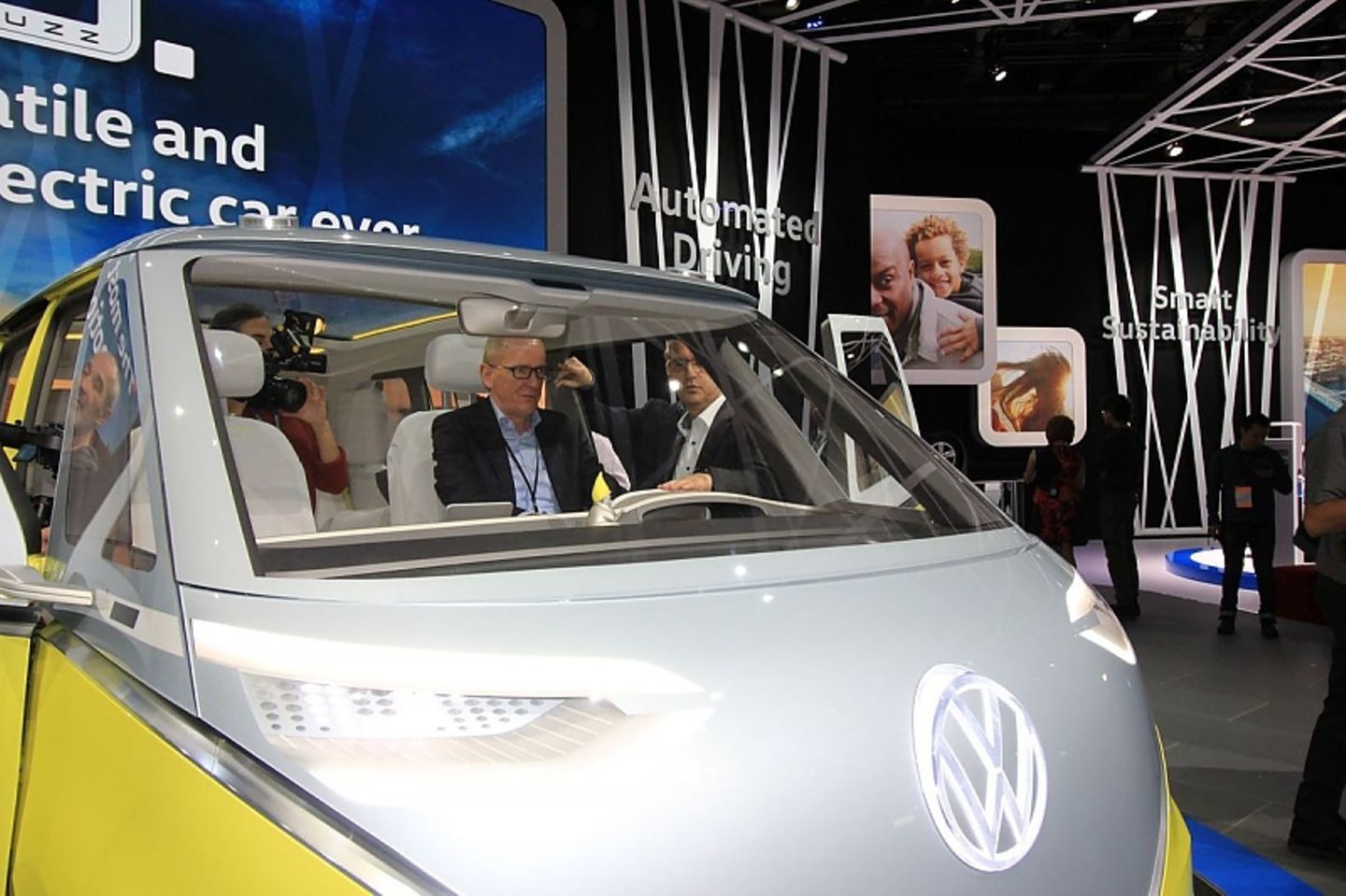 Opel Chef Karl Thomas Neumann im VW I.D.Buzz