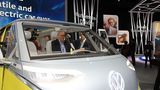 Opel Chef Karl Thomas Neumann im VW I.D.Buzz