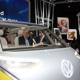 Opel Chef Karl Thomas Neumann im VW I.D.Buzz