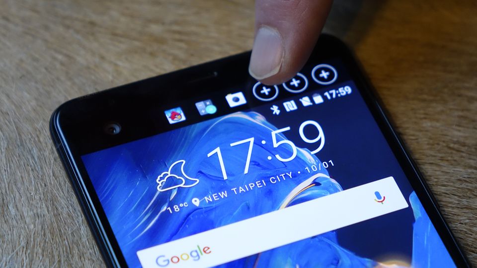 Welche Apps und Benachrichtigungen im Mini-Display am oberen Rand erscheinen, entscheidet der Nutzer