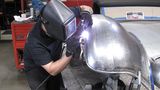 Acht Personen arbeiten bei Hollywood Hot Rods in Burbank / California