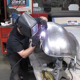 Acht Personen arbeiten bei Hollywood Hot Rods in Burbank / California