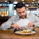 Tragen Sie Ihre Serviette niemals als Lätzchen  Stattdessen sollten Sie die Serviette auf Ihrem Schoß platzieren und nur benutzen, wenn es nötig ist.