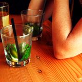 Die Ellbogen haben auf dem Tisch nichts zu suchen  Der Tisch ist niemals eine Ablage für Ellbogen, auch wenn er dazu einlädt. Butler MacPherson rät, die Ellbogen immer am Körper zu lassen, auch wenn man isst.