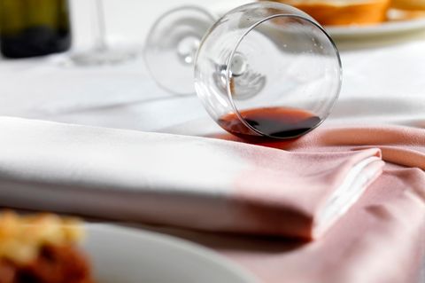 Nicht überreagieren, wenn man etwas verschüttet  Missgeschicke können passieren, übertreiben Sie es aber nicht mit Ihrer Reaktion: Bleiben Sie ruhig, und versuchen Sie schnell und entspannt, das Malheur zu beseitigen. Fragen Sie die Kellner nach Servietten, wenn nötig. Falls Sie einen anderen Gast überschütten, wischen Sie die Flecken nicht ungefragt heraus, sondern entschuldigen Sie sich, und bieten Sie Ihre Serviette an.