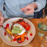 Gestikulieren Sie niemals mit Besteck  Wenn Sie beim Sprechen gestikulieren, sollten Sie das Besteck vorher immer ablegen. Wer kaut, sollte sein Besteck ebenfalls beiseitelegen.