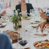 Greifen Sie niemals über den Tisch  Wenn Sie etwas benötigen, Salz beispielsweise, greifen Sie niemals über den Tisch danach. Fragen Sie einfach die Person, die am nächsten beim Salz sitzt.