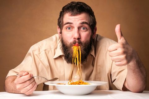 Schaufeln Sie niemals das Essen in den Mund  Lehnen Sie sich nicht über den Teller, und stopfen Sie nicht. MacPherson empfiehlt, die Gabel zum Mund zu bringen – auch wenn es bei Spaghetti vielleicht schwerfällt.