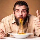 Schaufeln Sie niemals das Essen in den Mund  Lehnen Sie sich nicht über den Teller, und stopfen Sie nicht. MacPherson empfiehlt, die Gabel zum Mund zu bringen – auch wenn es bei Spaghetti vielleicht schwerfällt.