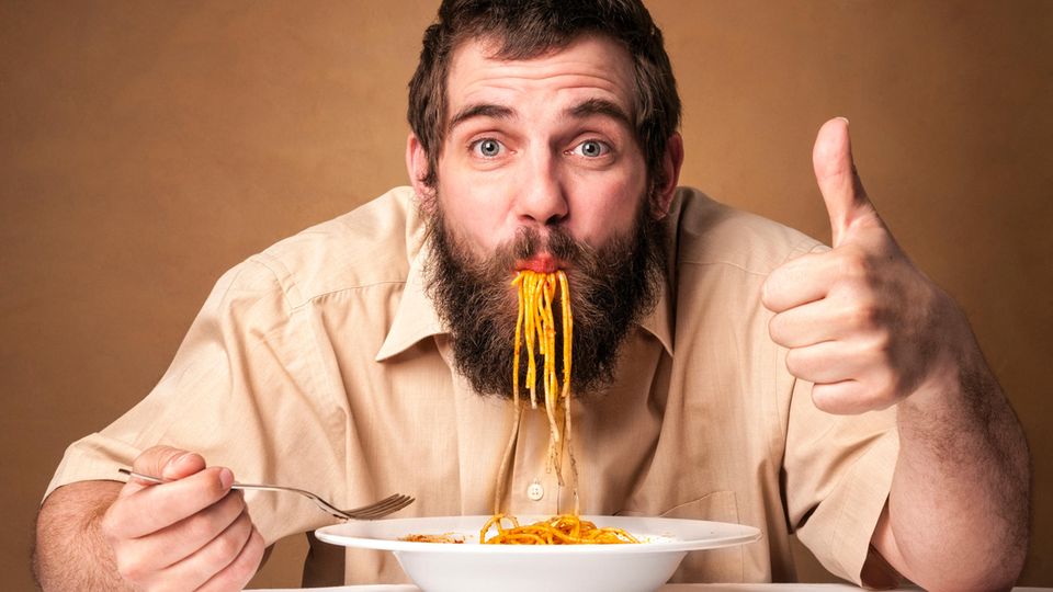 Schaufeln Sie niemals das Essen in den Mund  Lehnen Sie sich nicht über den Teller und stopfen Sie nicht. MacPherson empfiehlt, die Gabel zum Mund zu bringen – auch wenn es bei Spaghetti vielleicht schwer fällt.